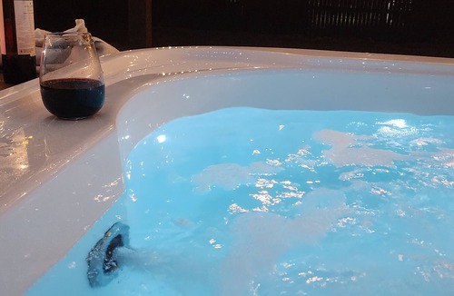 Garbutt House | Spa, firepit, close to the airport, city and strand