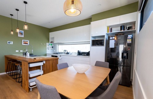 Brunswick East Apartment | Spacious 2-Bed Apartment near Lygon St Shops