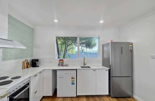 Surf Beach House | Spacious 2-Bed Townhouse with BBQ by the Beach