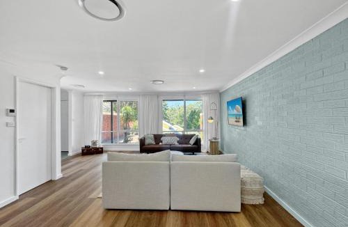 Surf Beach House | Spacious 2-Bed Townhouse with BBQ by the Beach