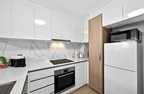Rockingham Apartment | Spacious 2-Bed Unit Next to Gardens with AC