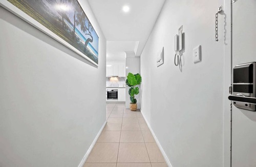 Rockingham Apartment | Spacious 2-Bed Unit Next to Gardens with AC