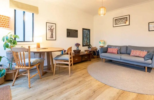 Brunswick North Apartment | Spacious 2 Bedroom Apartment in Brunswick with Patio and Parking