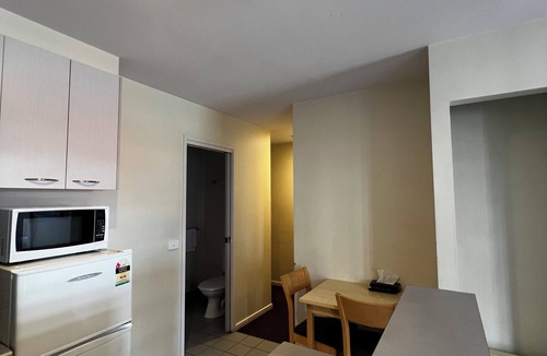 Carlton South Apartment | Spacious 2BR Apartment for 5 | Free Wi-Fi | Melbourne CBD