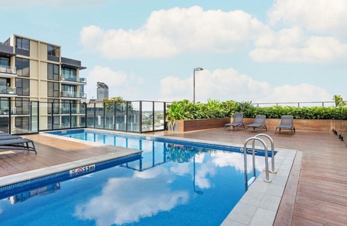 South Brisbane Apartment | Spacious 2BR Apt on Fish Lane with Pool and Parking!