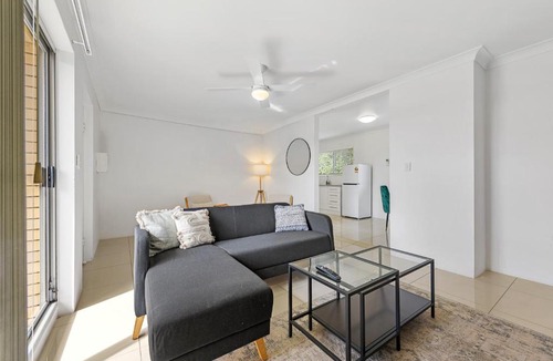 East Brisbane Apartment | Spacious 2BRM Apt Close to Gabba with Parking & Wifi