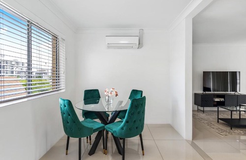 East Brisbane Apartment | Spacious 2BRM Apt Close to Gabba with Parking & Wifi