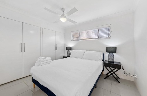East Brisbane Apartment | Spacious 2BRM Apt Close to Gabba with Parking & Wifi
