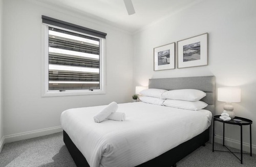 Melbourne Central Business District Apartment | Spacious 3-Bed Apartment in Melbourne CBD