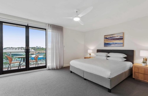 East Melbourne Apartment | Spacious 3-Bed Apartment by the MCG