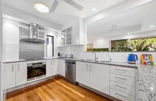Alexandra Headland House | Spacious 3-Bed Home with Patio Near Beach