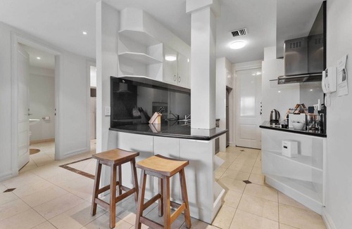 East Melbourne Apartment | Spacious 3-Bed Apartment by the MCG
