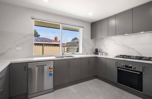 Keysborough House | Spacious 3-Bed House with Outdoor Dining & BBQ