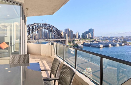 Milsons Point Apartment | Spacious 3 Bedroom Water View Apartment, 900m from the Harbour Bridge
