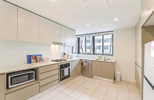 Canterbury Apartment | Spacious 3BR Apartment | Free Parking | 20 mins to CBD | Woolworths & Cafés