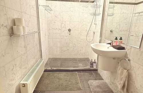 Carlton Apartment | Spacious 3BR Carlton Stay Walk to Cafés, Gardens & CBD