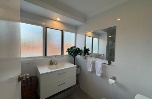 Southport House | Spacious 3BR Home 2 Living Areas Outdoor Seating