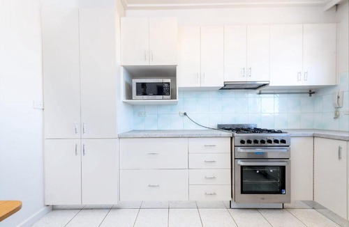Balaclava Apartment | Spacious 3BR Near St Kilda - Free Parking