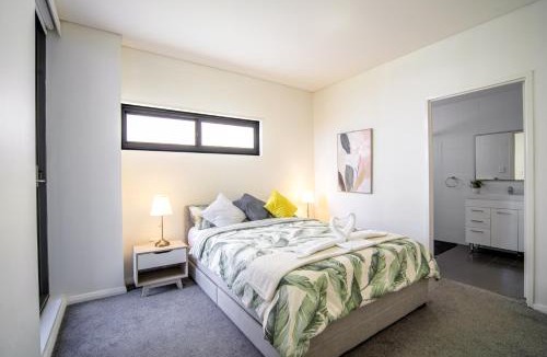 Mascot Apartment | Spacious 3BR, Walk to Train, 2 Free Parking