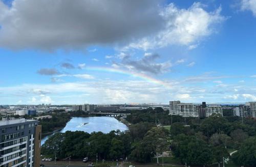 Wolli Creek Apartment | Spacious 3BR Waterfront Apt Pool Gym Free Parking