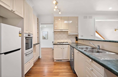 Doncaster East House | Spacious 4-Bed House with Garden in Doncaster