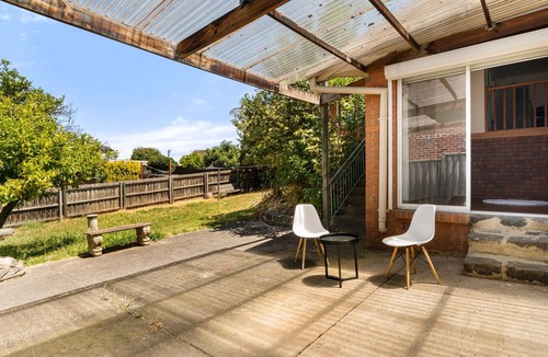 Doncaster East Apartment | Spacious 4-Bed House with Garden in Doncaster