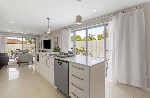 Northgate House | Spacious 4-Bed House with Secure Parking