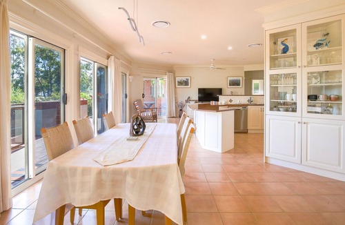 Surf Beach House | Spacious 4-Bed House with Outdoor Dining