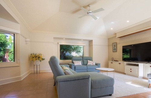 Surf Beach House | Spacious 4-Bed House with Outdoor Dining