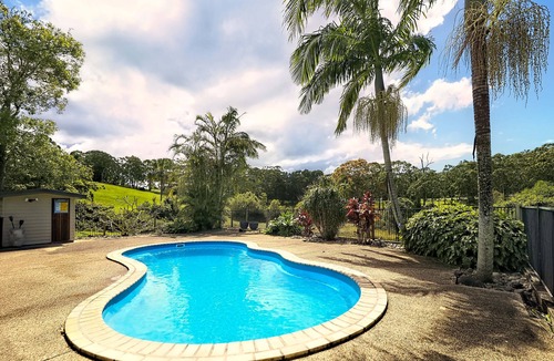 Charlotte Bay House | Spacious 4 bedroom family home with pool