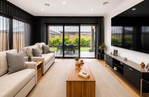 Manor Lakes House | Spacious 4-Bedroom Family Home in Manor Lakes