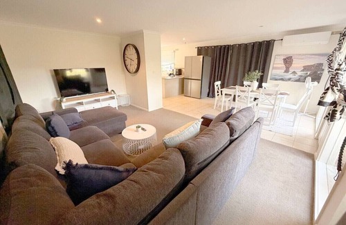 Warrnambool House | Spacious 4Bed Room Retreat | BBQ, EV Charger, WiFi