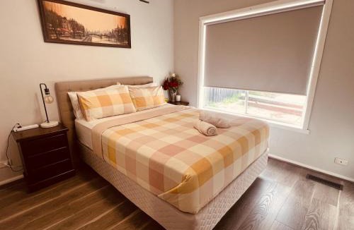 St. Albans House | Spacious 4BR Home - Next to St Albans Station