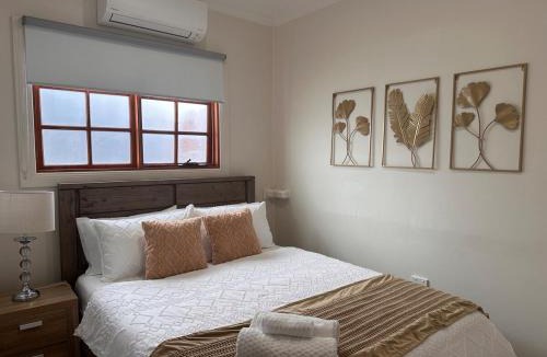 Keiraville House | Spacious 4BR Home Walk to Wollongong Uni