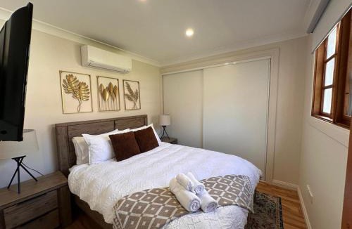 Keiraville House | Spacious 4BR Home Walk to Wollongong Uni