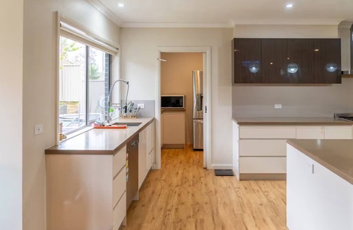 Alfredton House | Spacious 4BR House by 24/7 Café & IGA in Ballarat