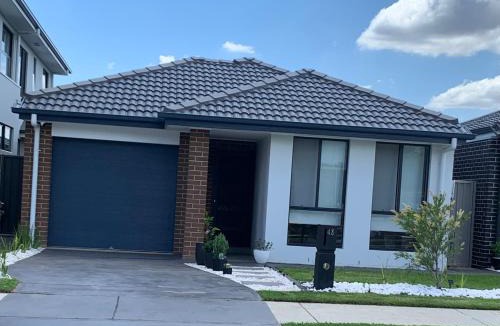 Austral House | Spacious 5-BR Home with Fenced Yard