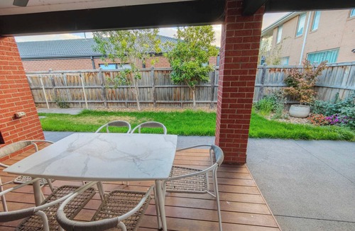 Point Cook House | Spacious 5BR Waterfront Home|Workspace|Golf|City Views