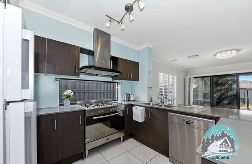 Jordan Springs House | Spacious 6BR House w Parking