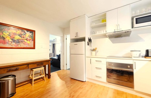 Highett House | Spacious Aloha Suite w/Full Kitchen, Golf Nearby
