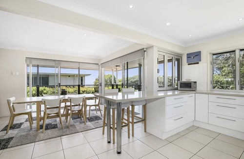 Point Lookout Apartment | Spacious and comfortable 3 bedroom upstairs unit very close to beaches.
