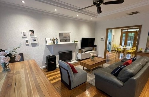 Mentone House | Spacious and cozy 3 bedroom home