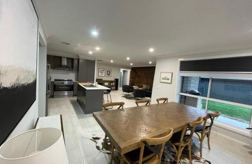 Eglinton House | Spacious and Modern Home away from Home