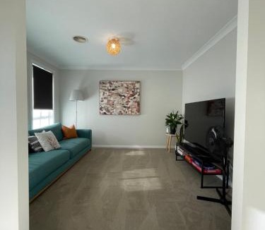Eglinton House | Spacious and Modern Home away from Home