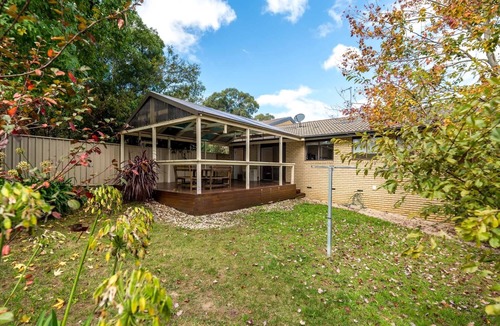Cook House | Spacious and Restful Holiday Home with Backyard
