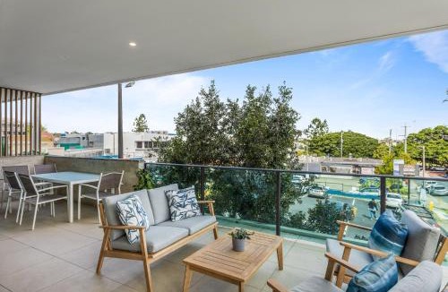 Bulimba Apartment | Spacious and Superb 3-bed Apartment