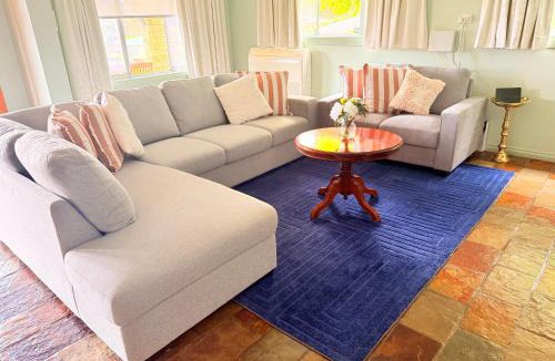 Lenah Valley Apartment | Spacious Apartment with the view of Mt. Wellington