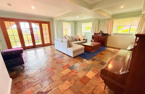 Lenah Valley Apartment | Spacious Apartment with the view of Mt. Wellington