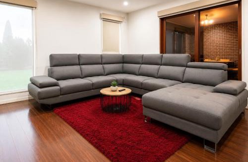 Tarneit House | Spacious Bali Retreat Gaming Gym and Pool access