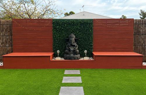 Tarneit House | Spacious Bali Retreat Gaming Gym and Pool access